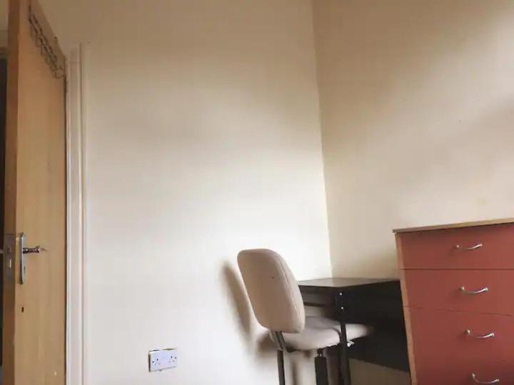 Single Room - Town & University Nearby, 24H Bus, Airport-Linked Манчестер Экстерьер фото